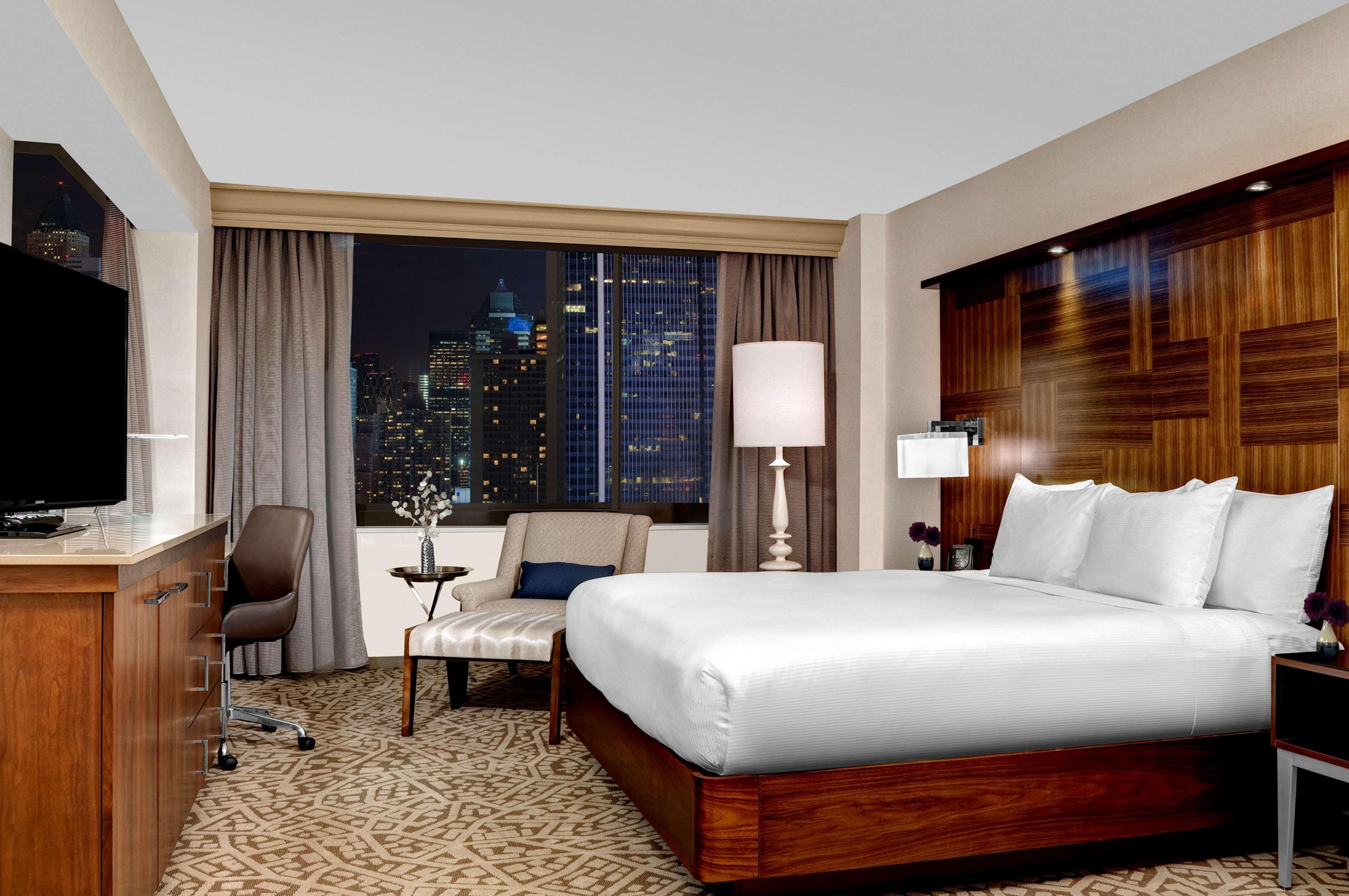 Отель Hilton New York Times Square Экстерьер фото