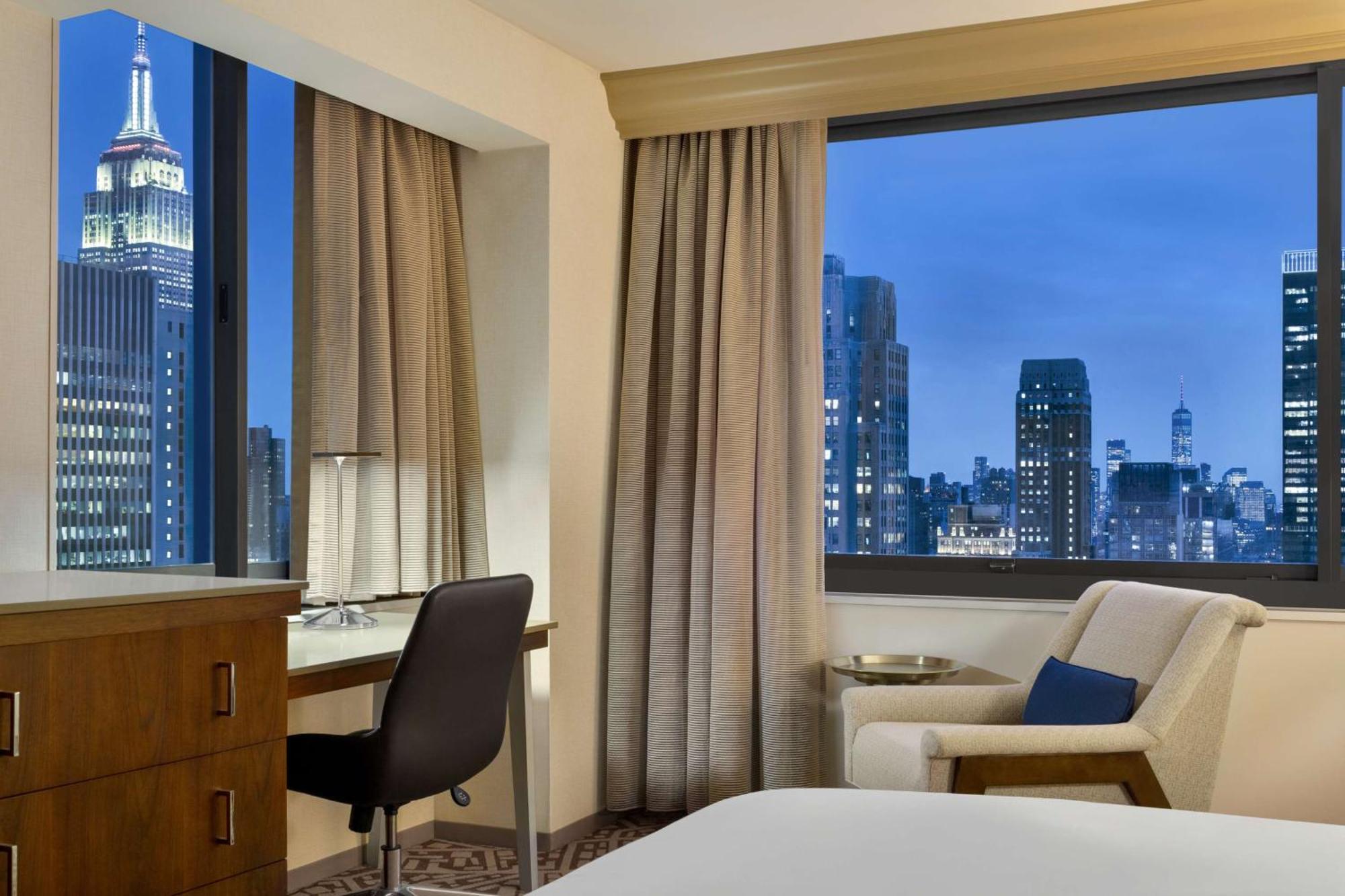 Отель Hilton New York Times Square Экстерьер фото